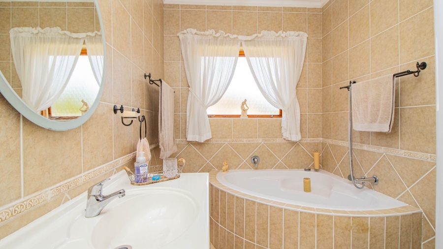 3 Bedroom Property for Sale in Sandbaai Western Cape